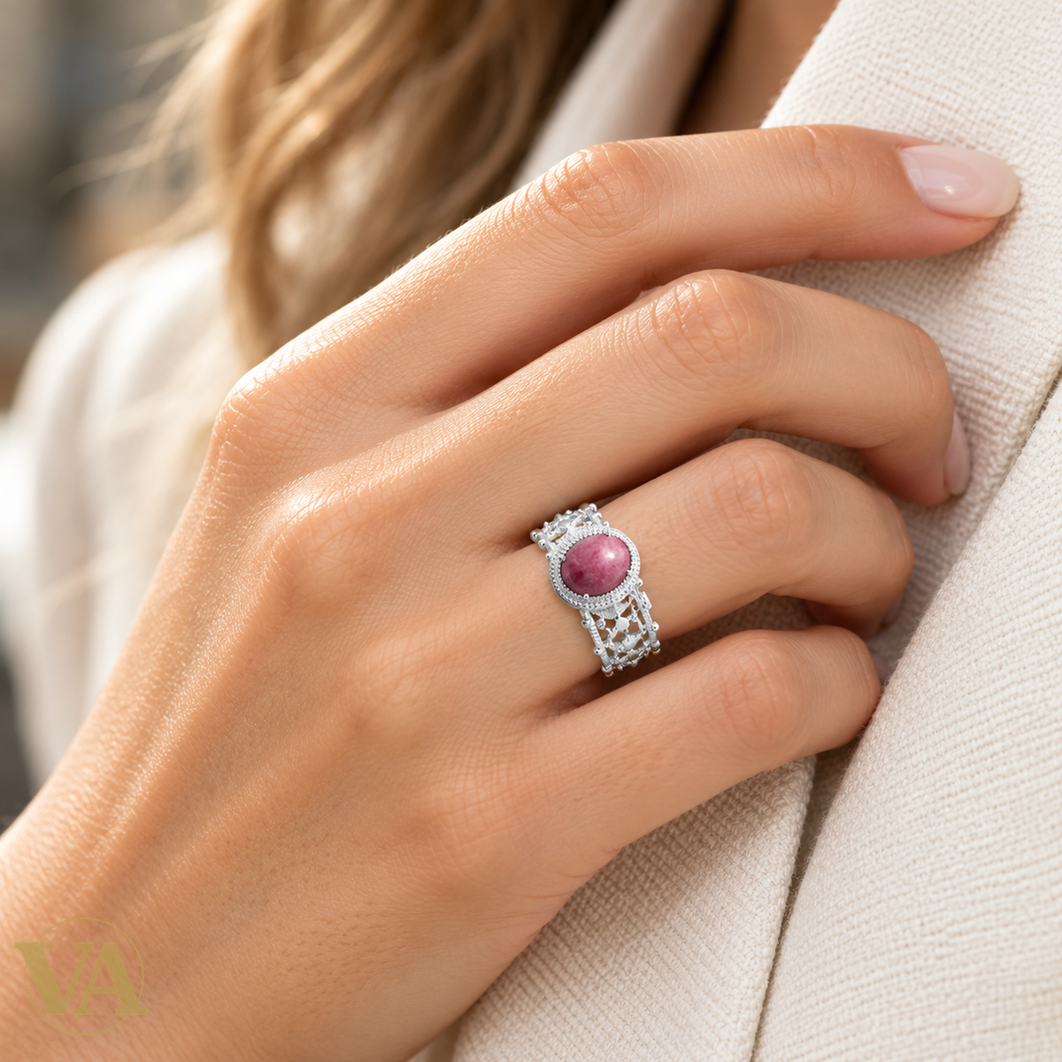 Bague Femme Argent 925 Rhodié – Rhodonite Ronde et Bandeau Ajouré — gros plan porté sur une main à peau claire