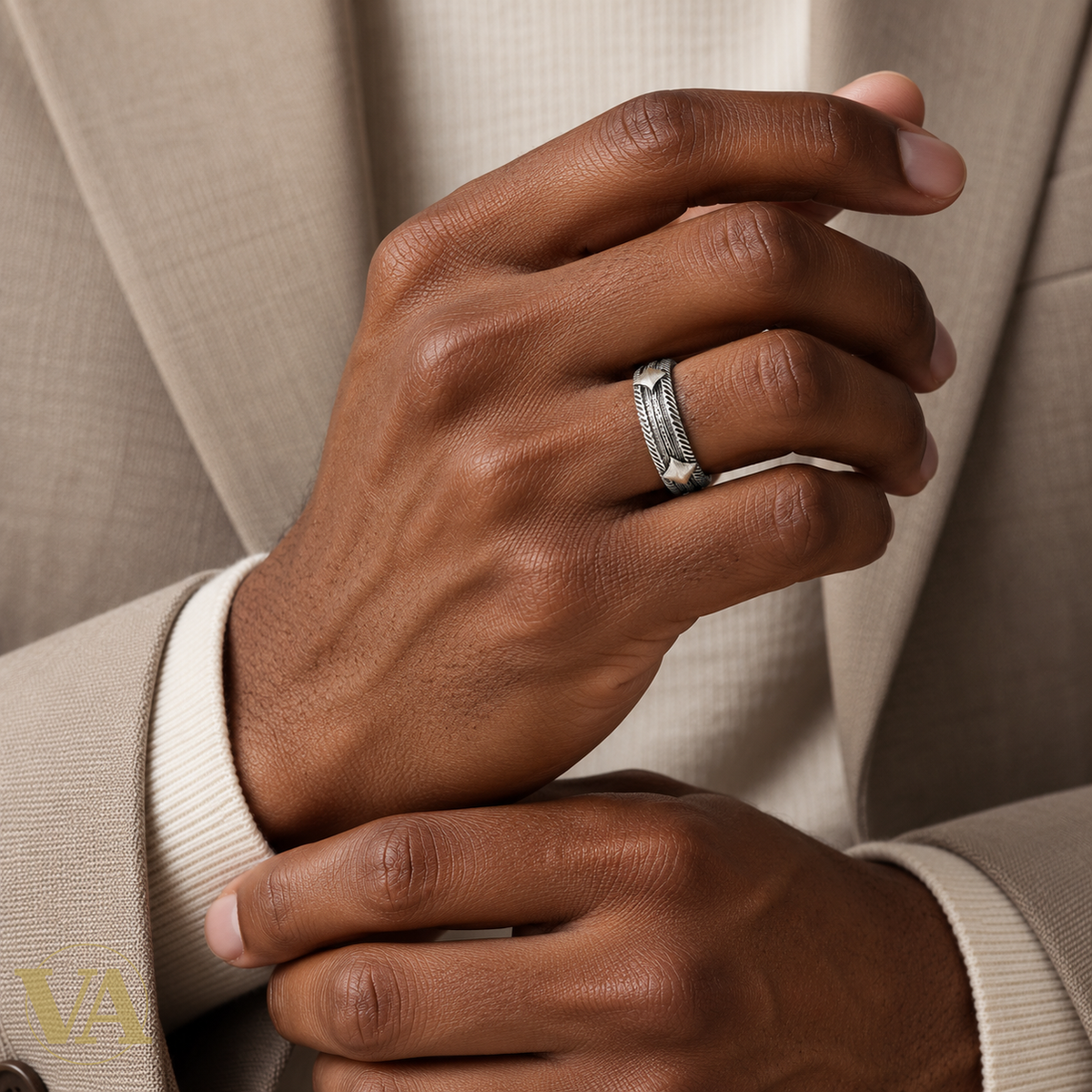 Bague Homme Argent 925 – Anneau Gravé à Bordures Obliques — portée sur une main à peau foncée