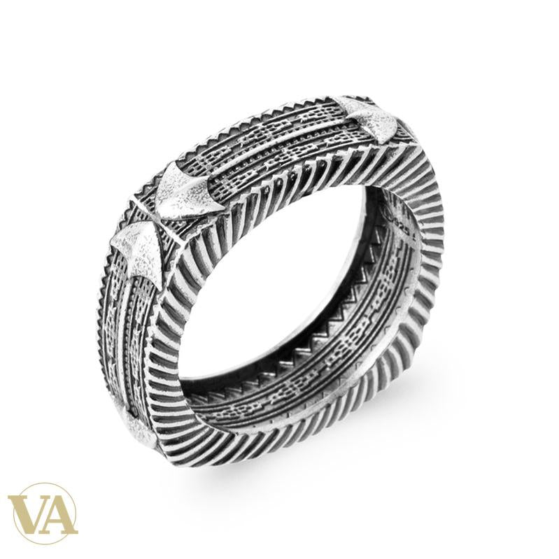 Bague Homme Argent 925 – Anneau Gravé à Bordures Obliques — vue du bijou non porté