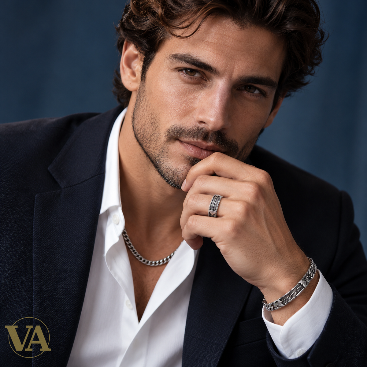 Bague Homme Argent 925 – Anneau Gravé à Bordures Obliques — portrait avec le bijou porté