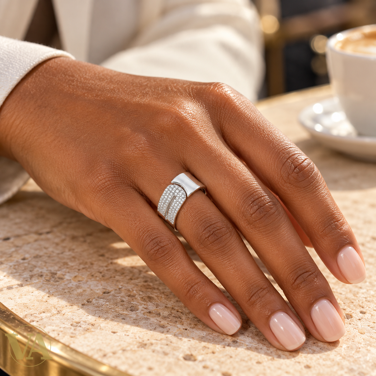 Bague Femme Argent 925 Rhodié – Courbes Asymétriques et Pavé de Zirconium — gros plan porté sur une main à peau foncée