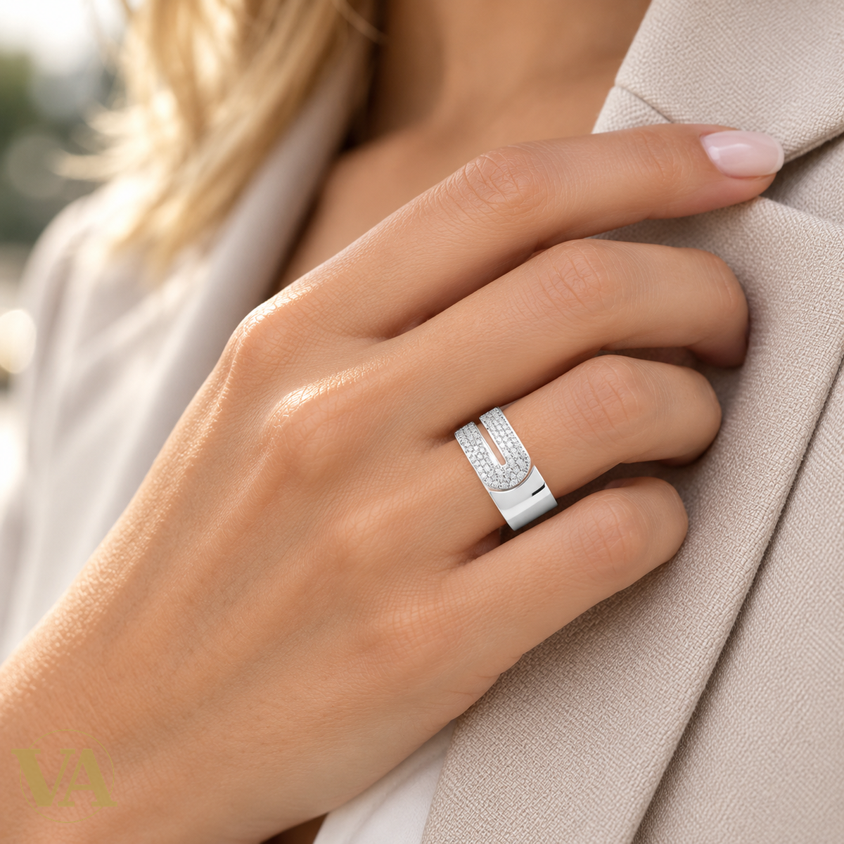 Bague Femme Argent 925 Rhodié – Courbes Asymétriques et Pavé de Zirconium — gros plan porté sur une main à peau claire