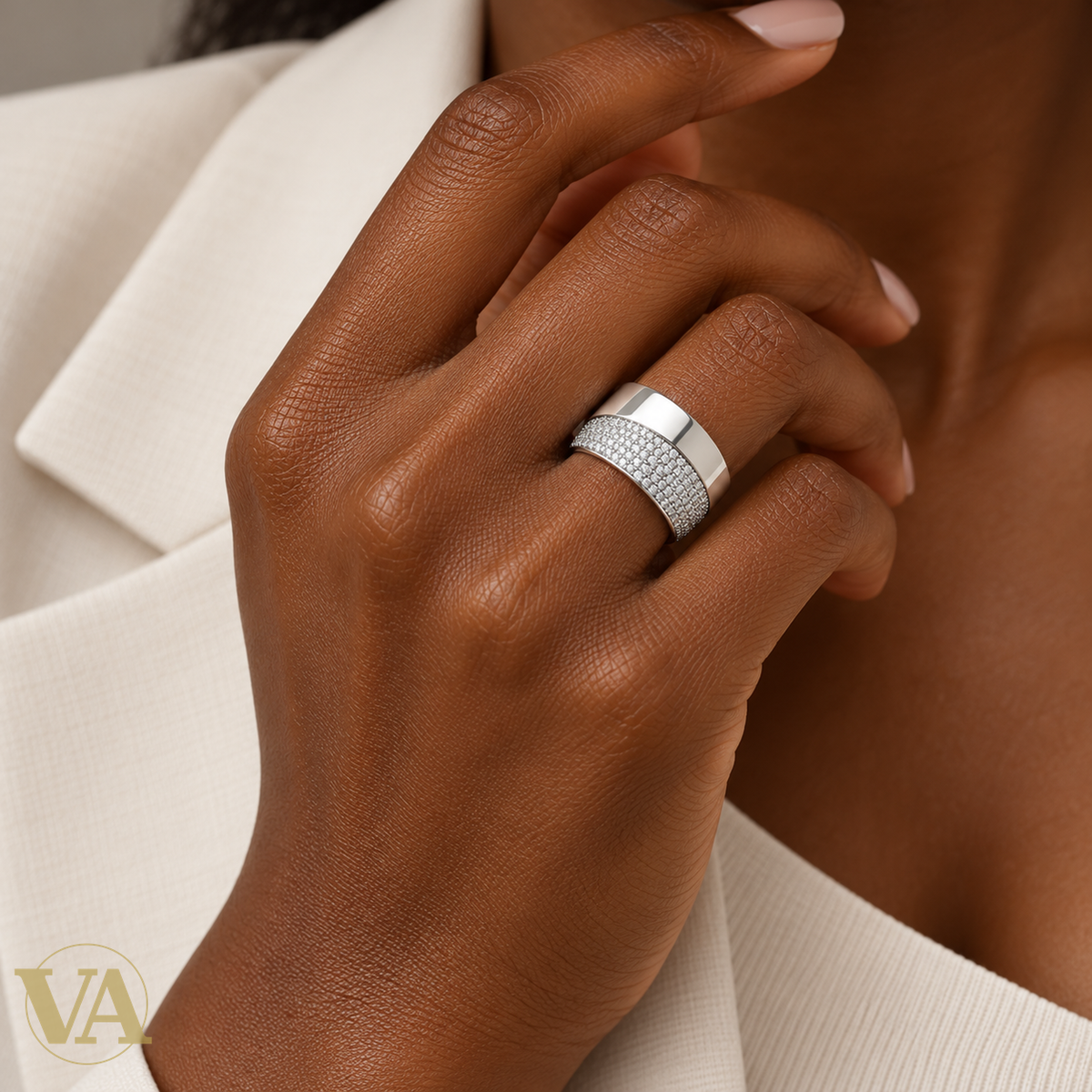 Bague Femme Argent 925 Rhodié – Double Bande Polie et Pavée — portée sur une main à peau foncée
