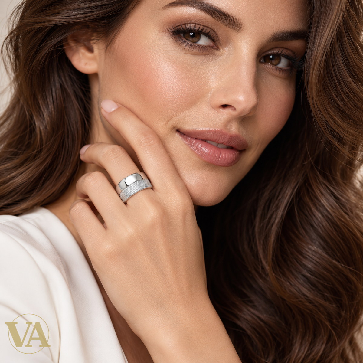 Bague Femme Argent 925 Rhodié – Double Bande Polie et Pavée — portrait avec le bijou porté