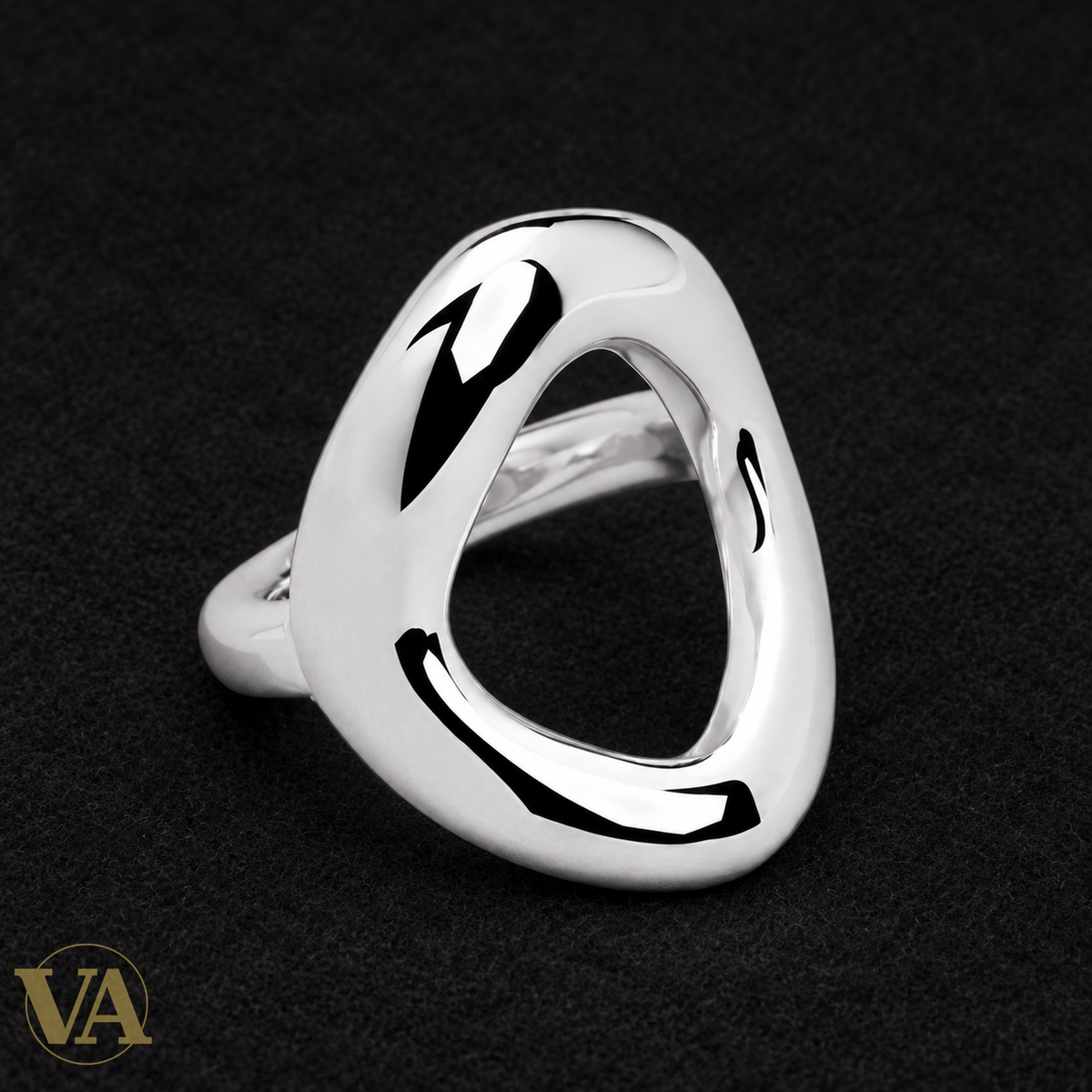 Bague Taylor en argent 925 rhodié sur fond noir