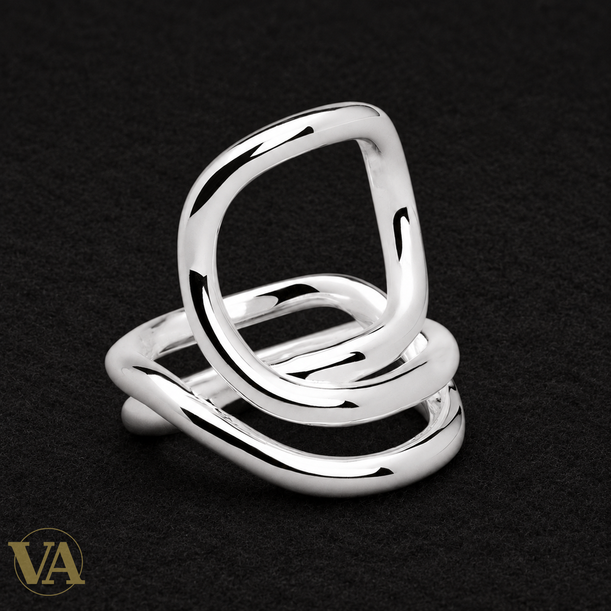 Bague Garland en argent 925 rhodié sur fond noir
