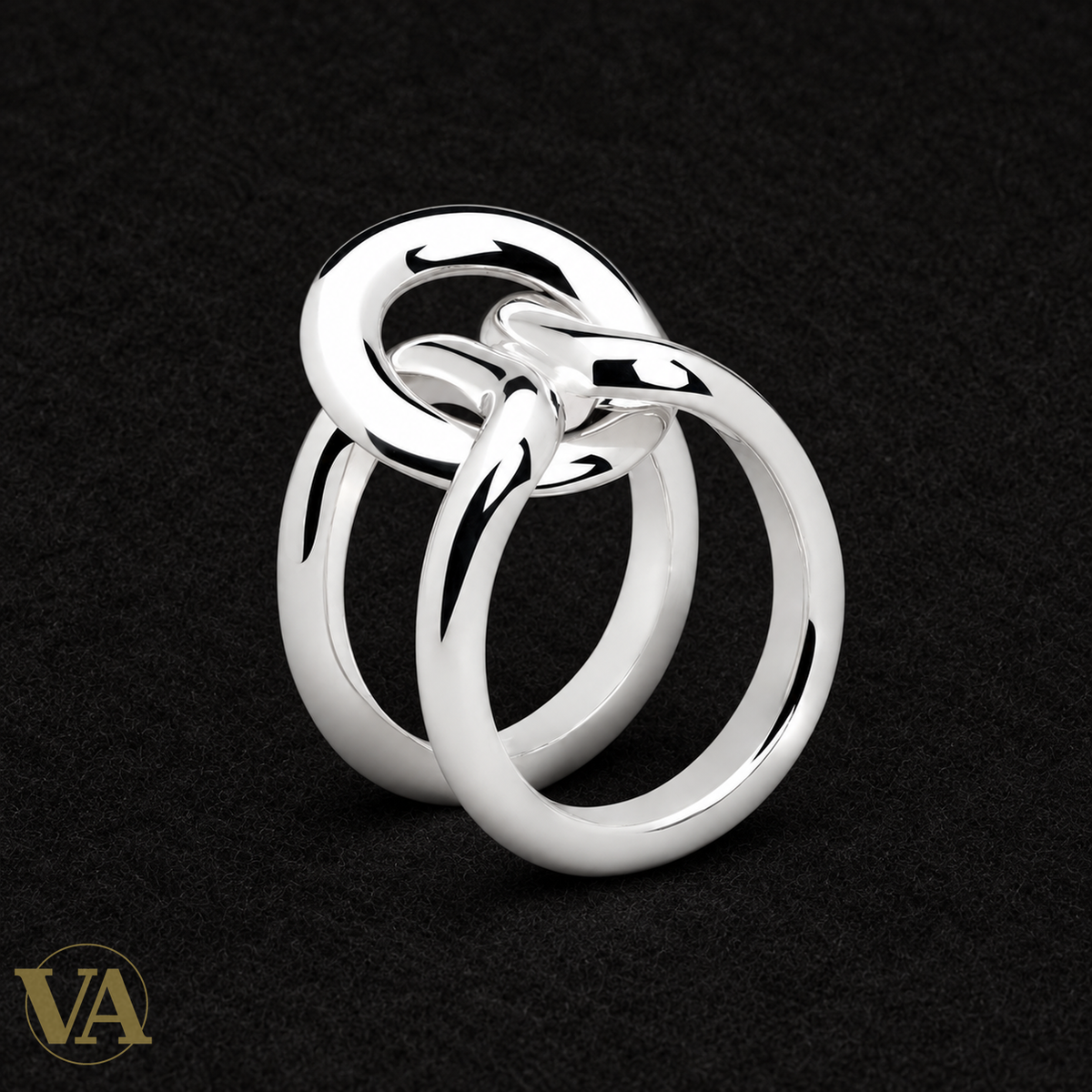 Bague Monroe en argent 925 rhodié sur fond noir
