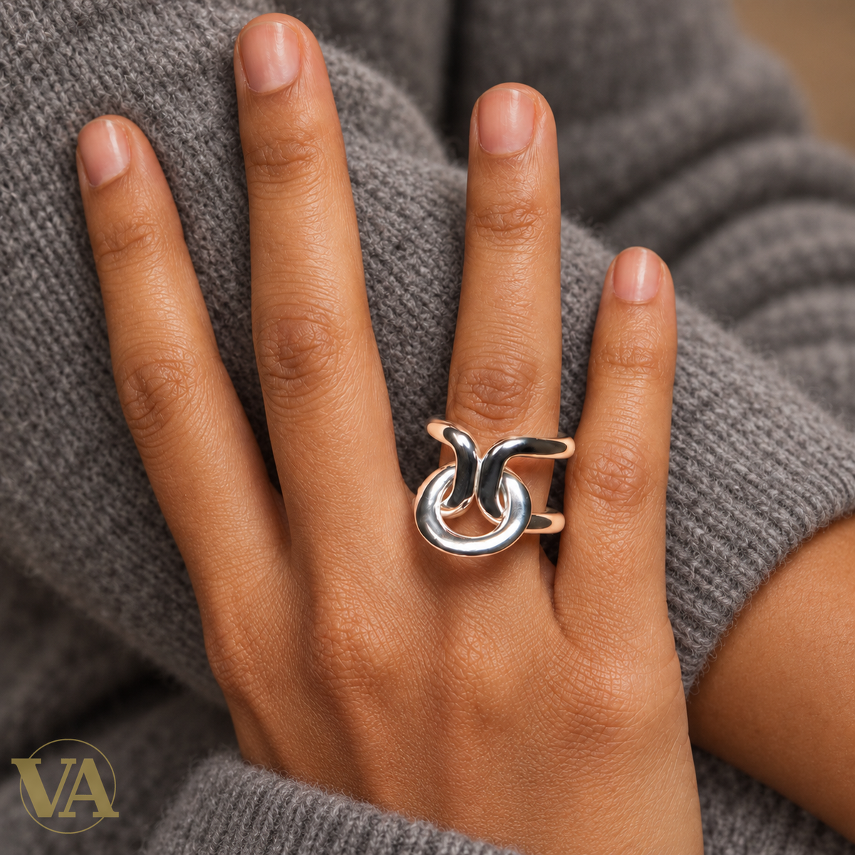 Bague Monroe en argent 925 rhodié — portée sur la main au repos
