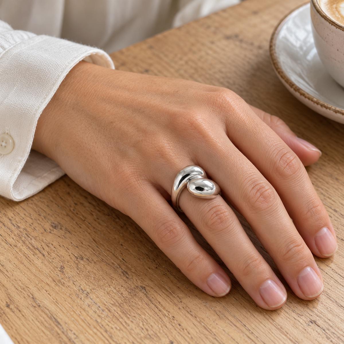 Bague Femme Argent 925 Rhodié – Deux Gouttes Polies Croisées — portée