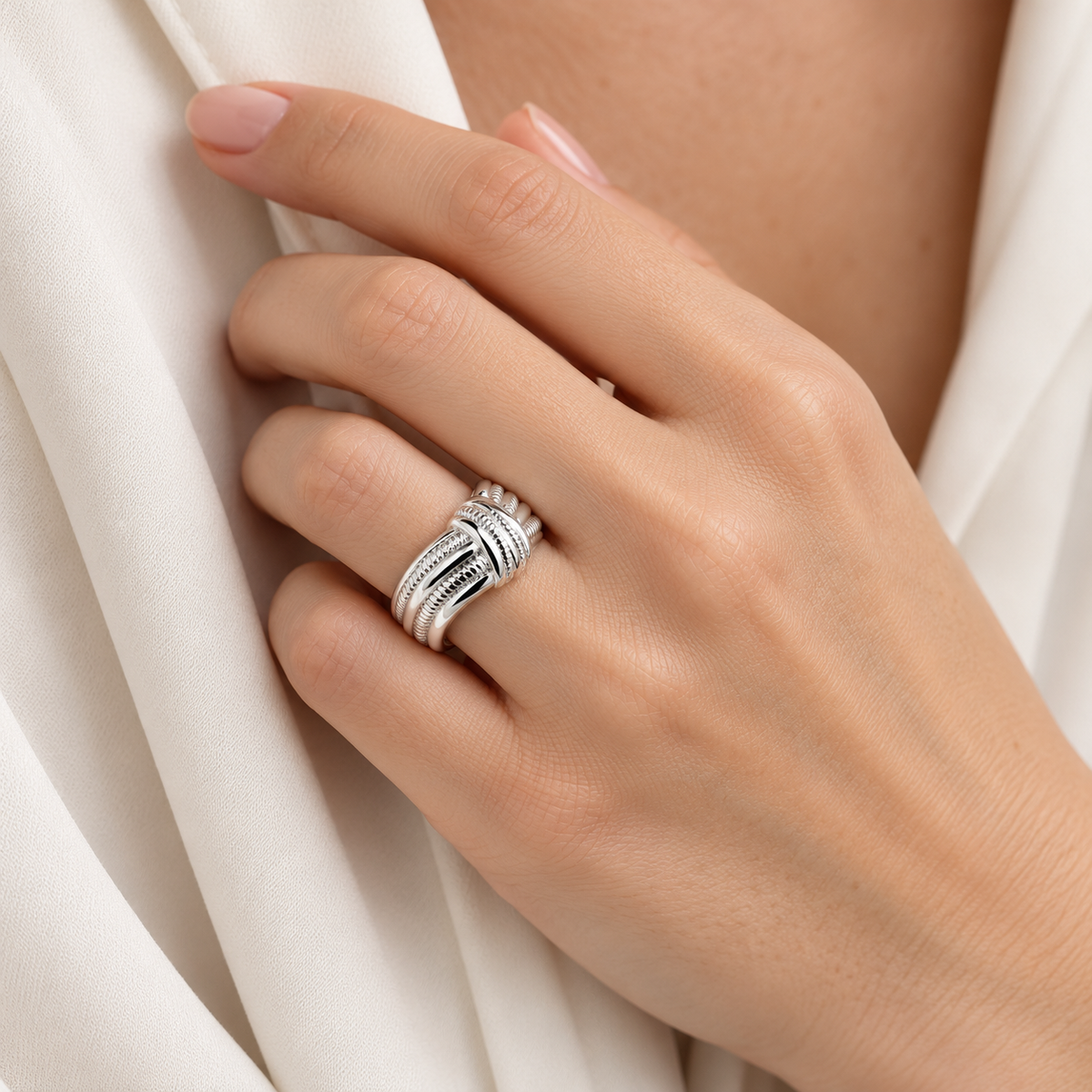 Bague Femme Argent 925 Rhodié – Rubans Croisés Cannelés — portée