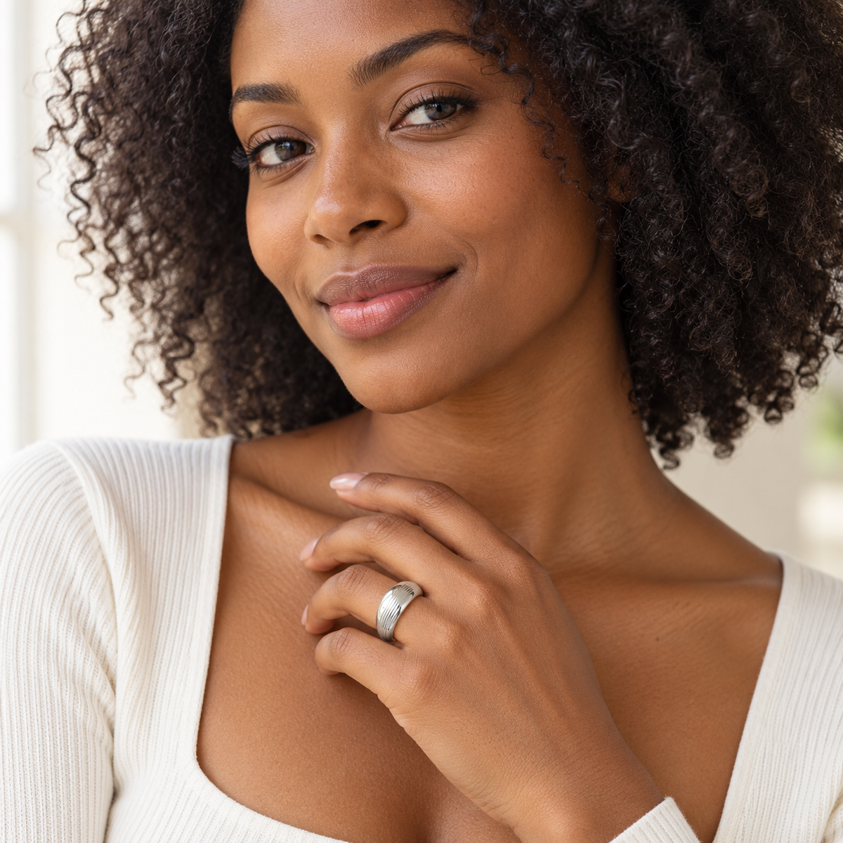 Bague Femme Argent 925 Rhodié – Anneau Large Strié — portée