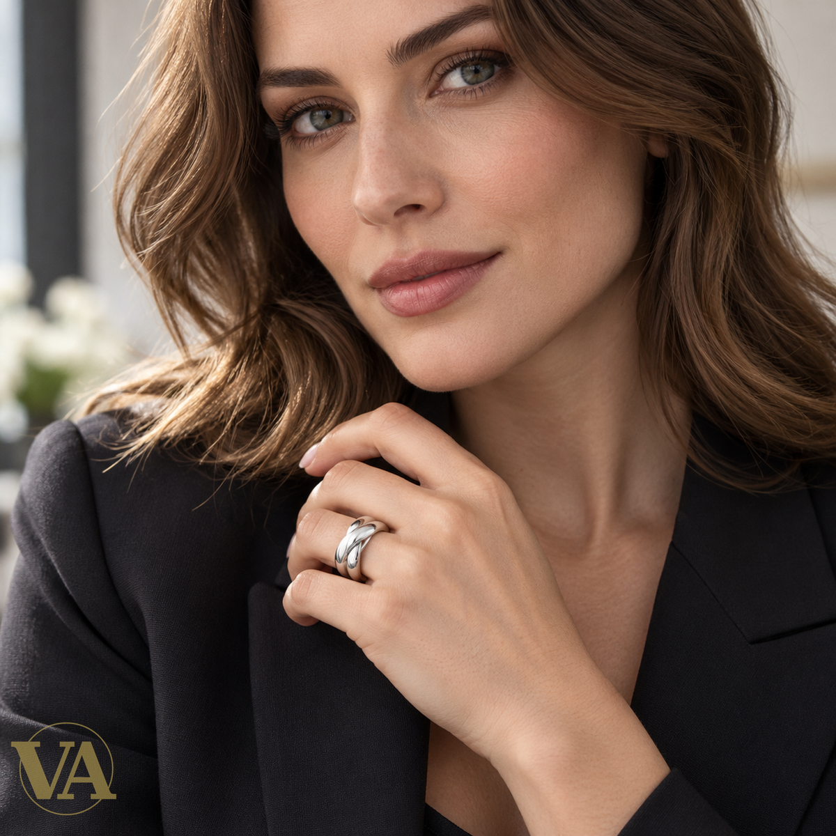 Bague Femme Argent 925 – Anneau Large Croisé — vue portée avec portrait