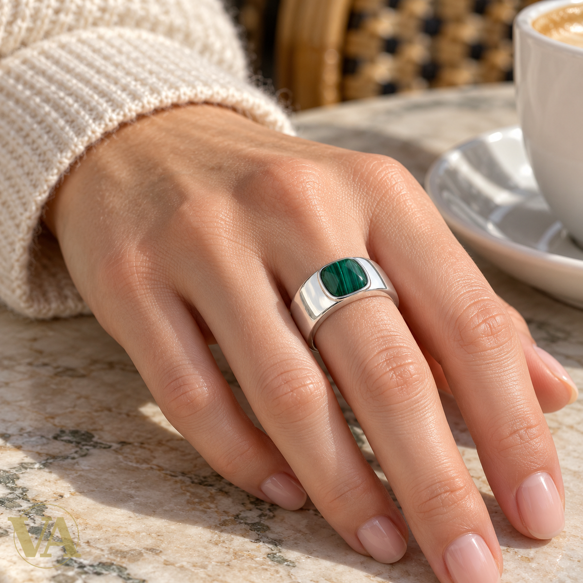 Bague Femme Argent 925 Rhodié – Malachite Verte Facettée — gros plan portée sur une main