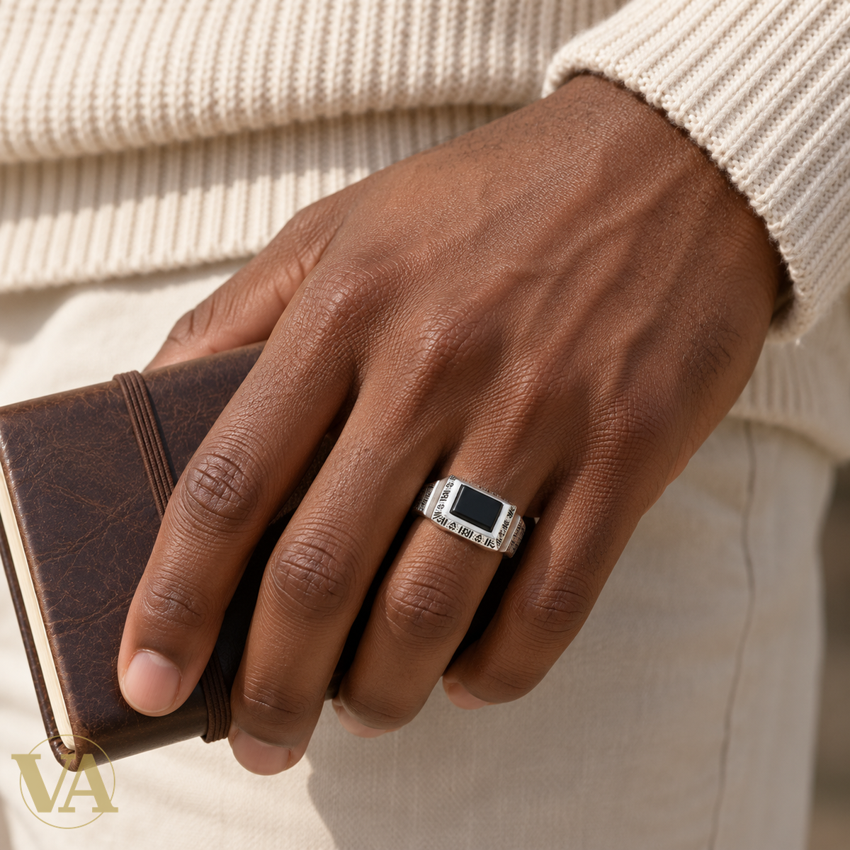 Chevalière Homme Argent 925 – Agate Noire Carrée et Frises Géométriques – porté sur main masculine foncée