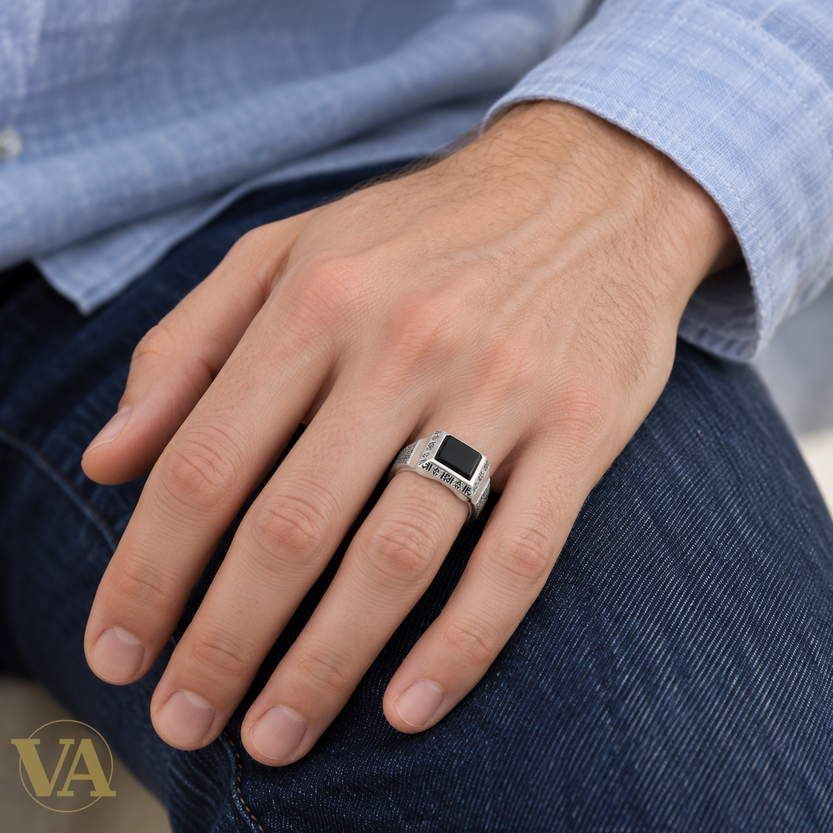 Chevalière Homme Argent 925 – Agate Noire Carrée et Frises Géométriques – porté sur main masculine claire