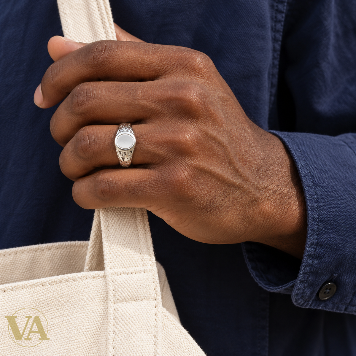 Chevalière Homme Argent 925 Rhodié – Plateau Ovale et Arabesques – porté sur main masculine foncée