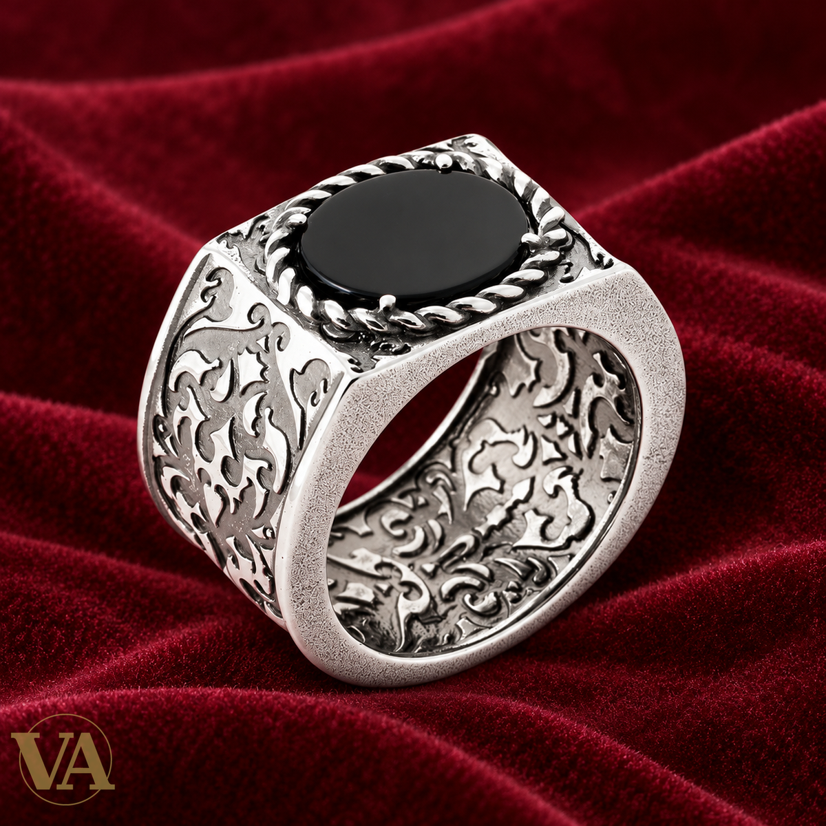 Bague Homme Argent 925 – Agate Noire et Arabesques — Vue de détail sur décor