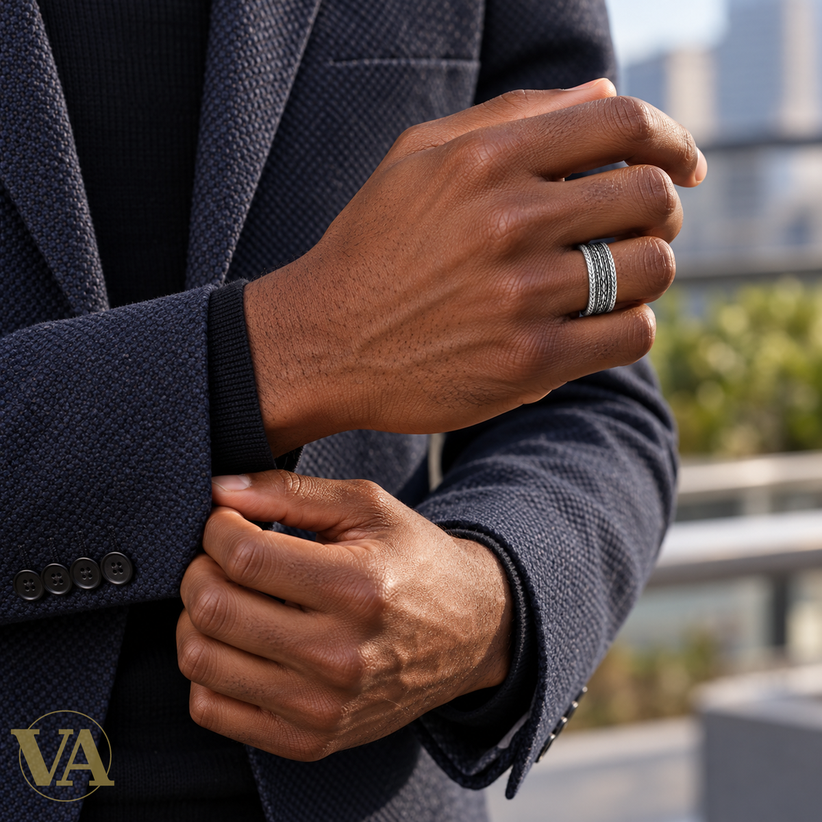 Bague Homme Argent 925 – Anneau Large à Motifs Gravés — Portée par un homme noir, gros plan lifestyle sur la main