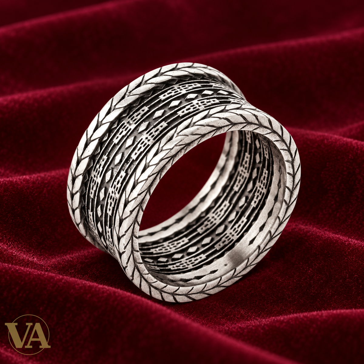 Bague Homme Argent 925 – Anneau Large à Motifs Gravés — Vue de détail sur décor