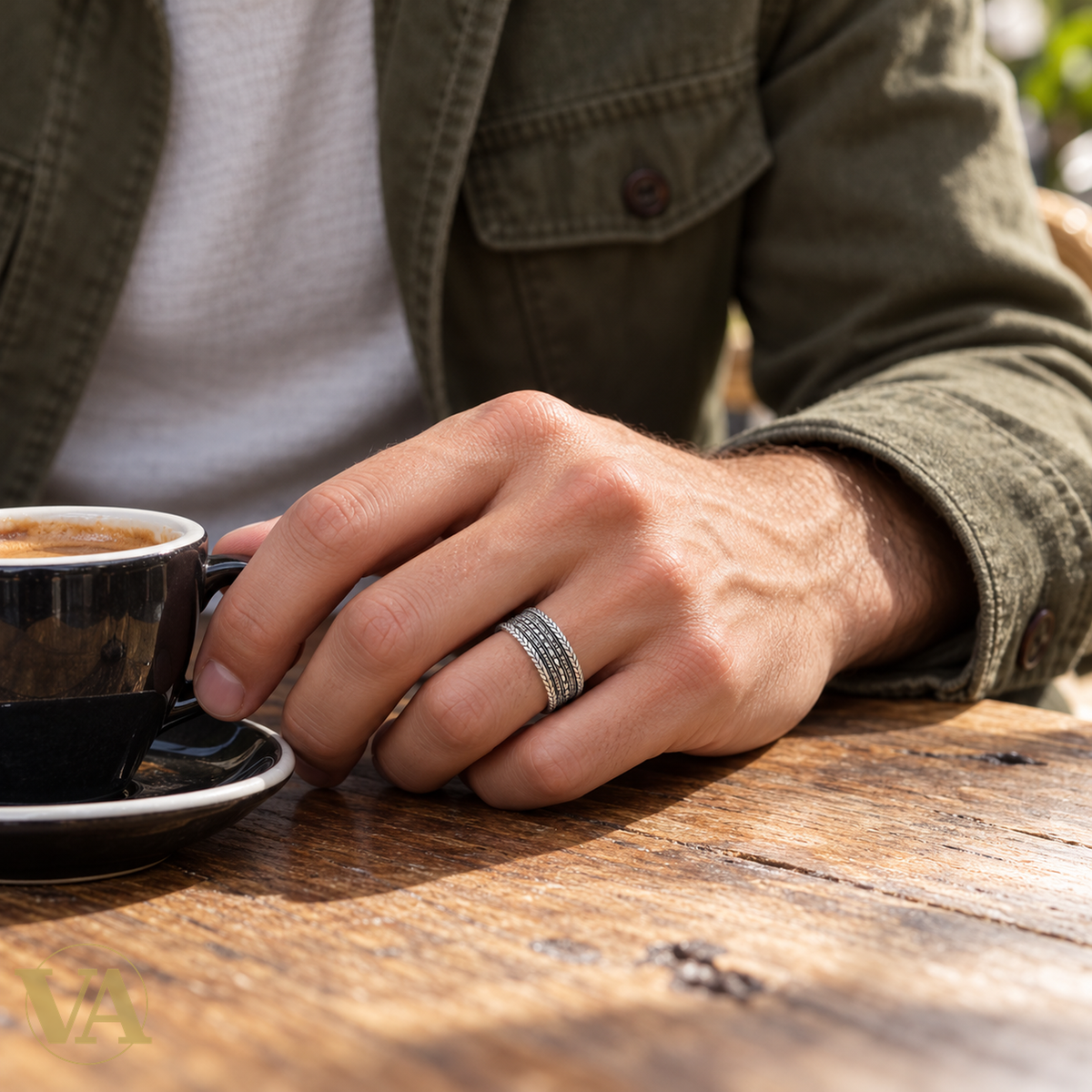 Bague Homme Argent 925 – Anneau Large à Motifs Gravés — Portée par un homme blanc, gros plan lifestyle sur la main