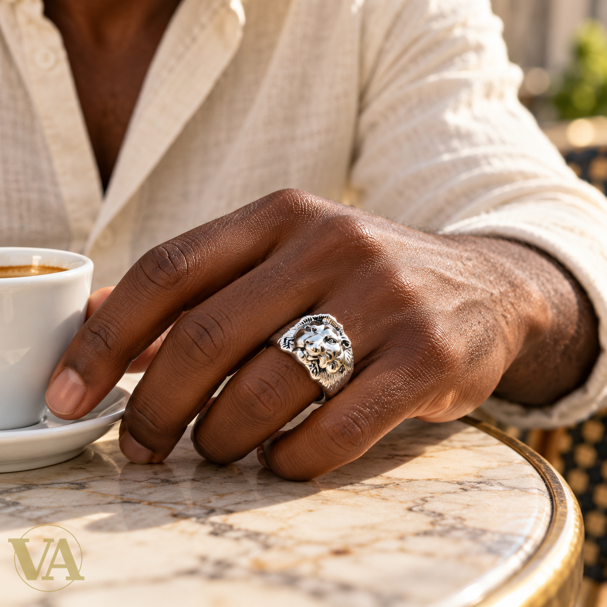 Bague Homme Argent 925 – Chevalière Tête de Lion — Portée par un homme noir, gros plan lifestyle sur la main