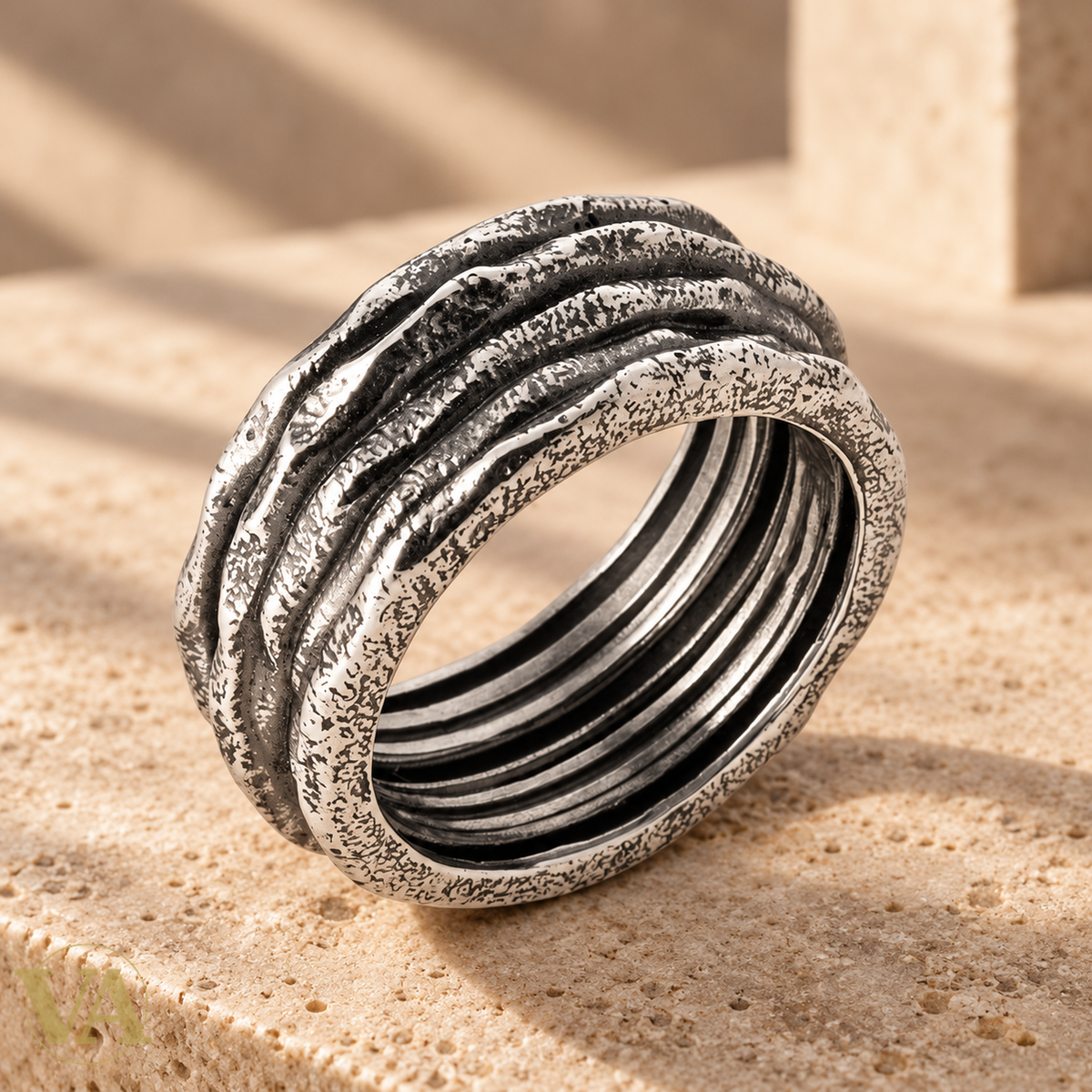 Bague Homme Argent 925 – Anneau Multirang Texturé — Vue de détail sur décor