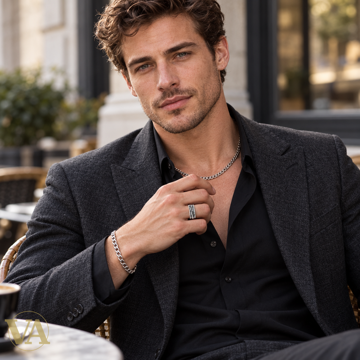 Bague Homme Argent 925 – Anneau Multirang Texturé — Portrait lifestyle avec bague, chaîne et bracelet