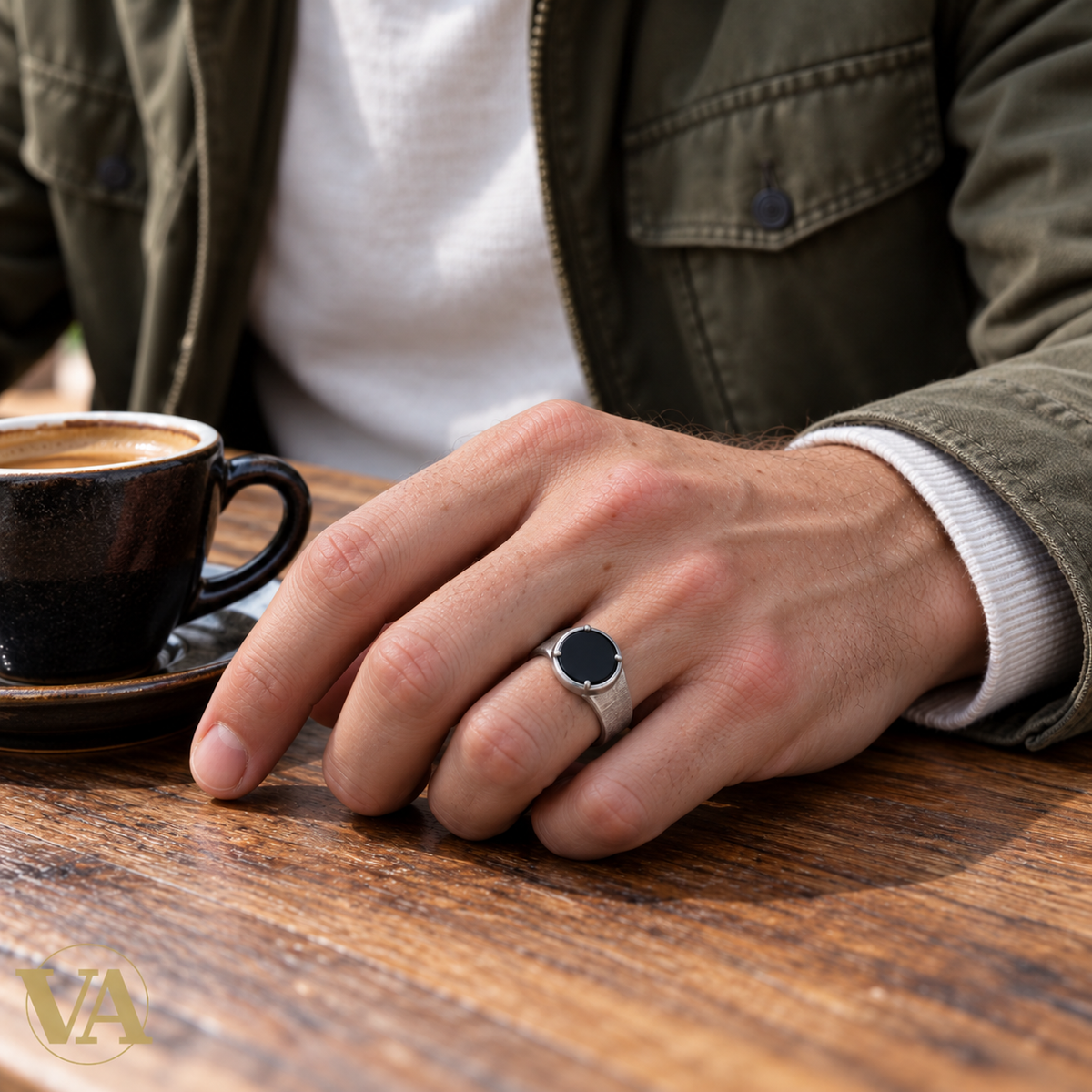 Bague Homme Argent 925 – Pierre Noire Ronde et Argent Texturé — Portée par un homme blanc, gros plan lifestyle sur la main