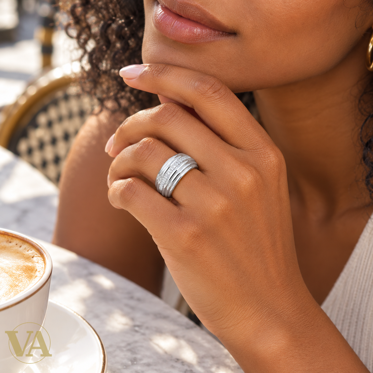 Bague Femme Argent 925 Rhodié – Rubans Nervurés et Ligne Pavée — bijou porté sur une main à peau foncée