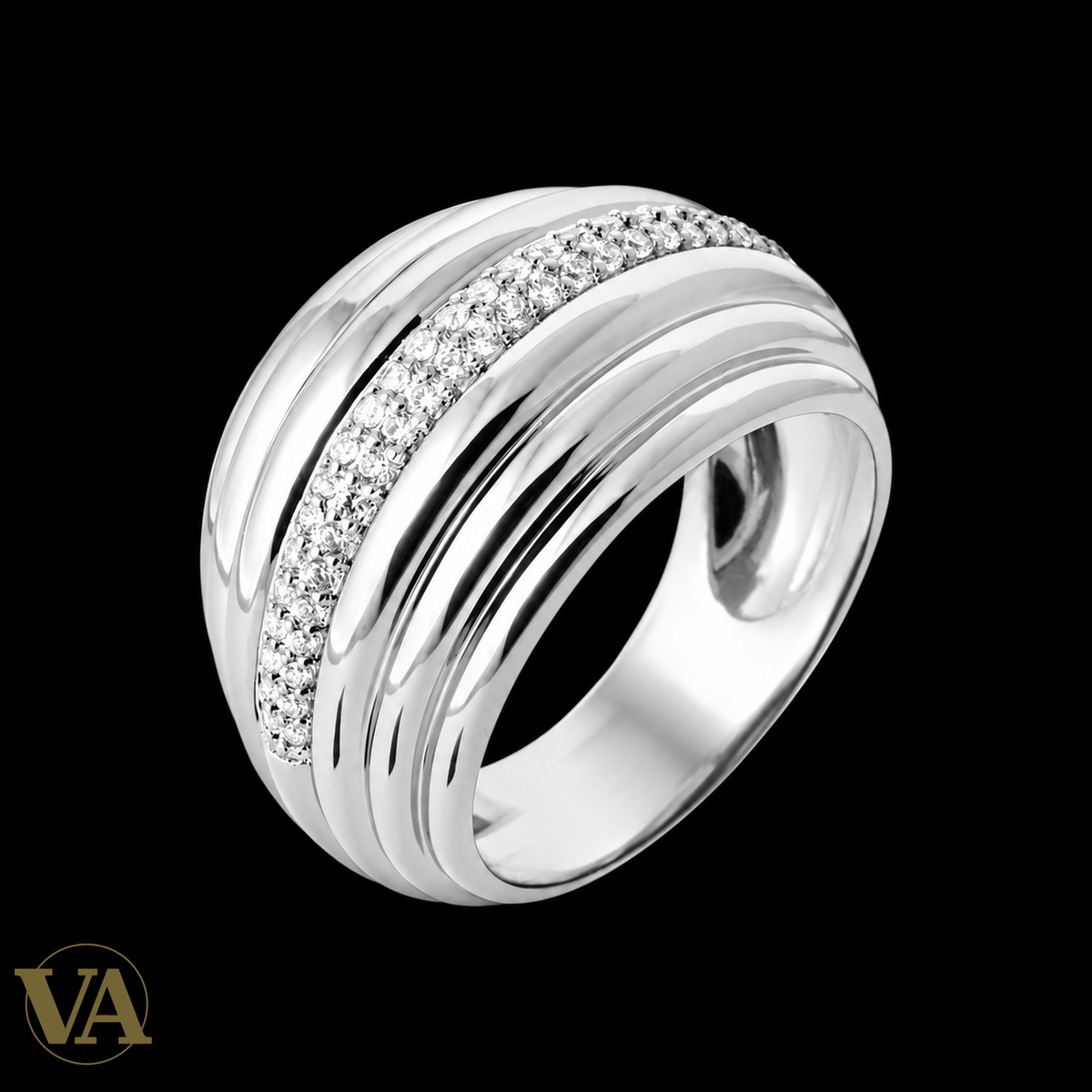 Bague Femme Argent 925 Rhodié – Rubans Nervurés et Ligne Pavée — vue du bijou sur fond noir