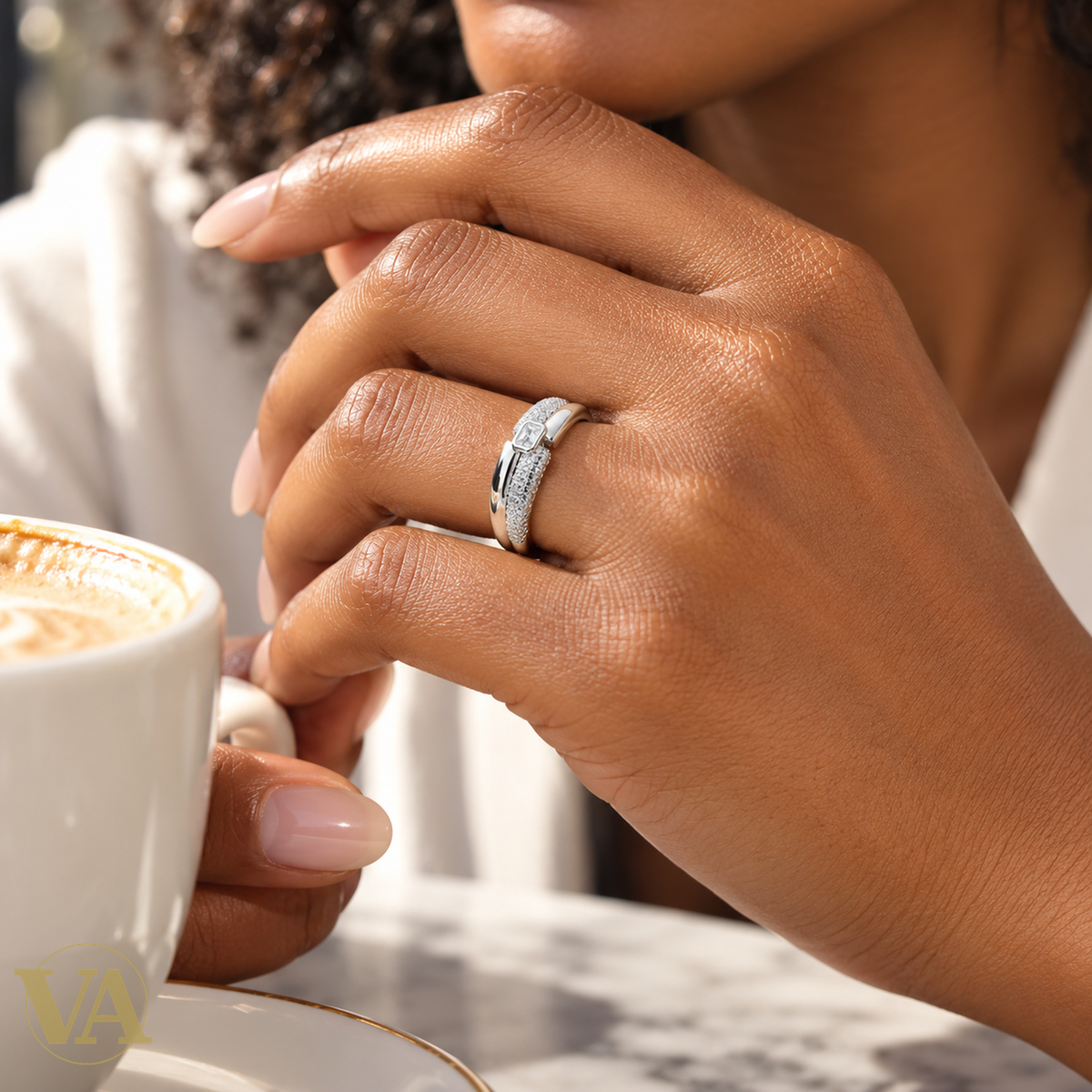 Bague Femme Argent 925 Rhodié – Zirconium Central et Rubans Pavés — bijou porté sur une main à peau foncée