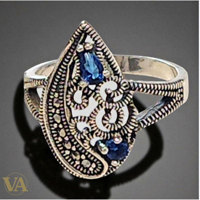Bague argent 925 ajourée pierres bleues et marcassites .