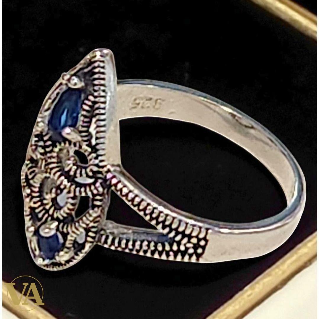 Bague argent 925 ajourée pierres bleues et marcassites .