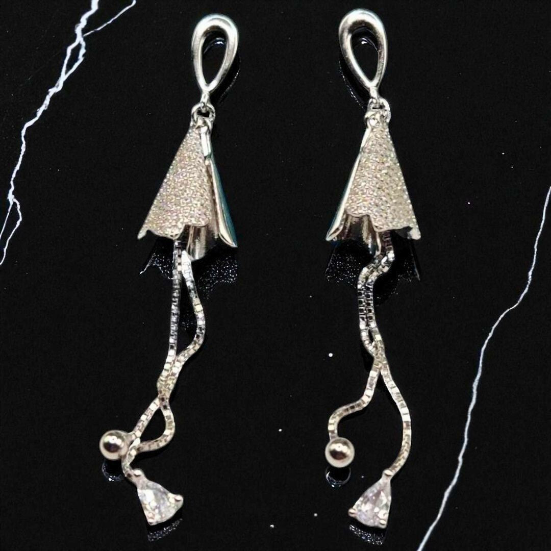 Boucles d’oreilles pendantes fleur en Argent 925 serties de zirconiums