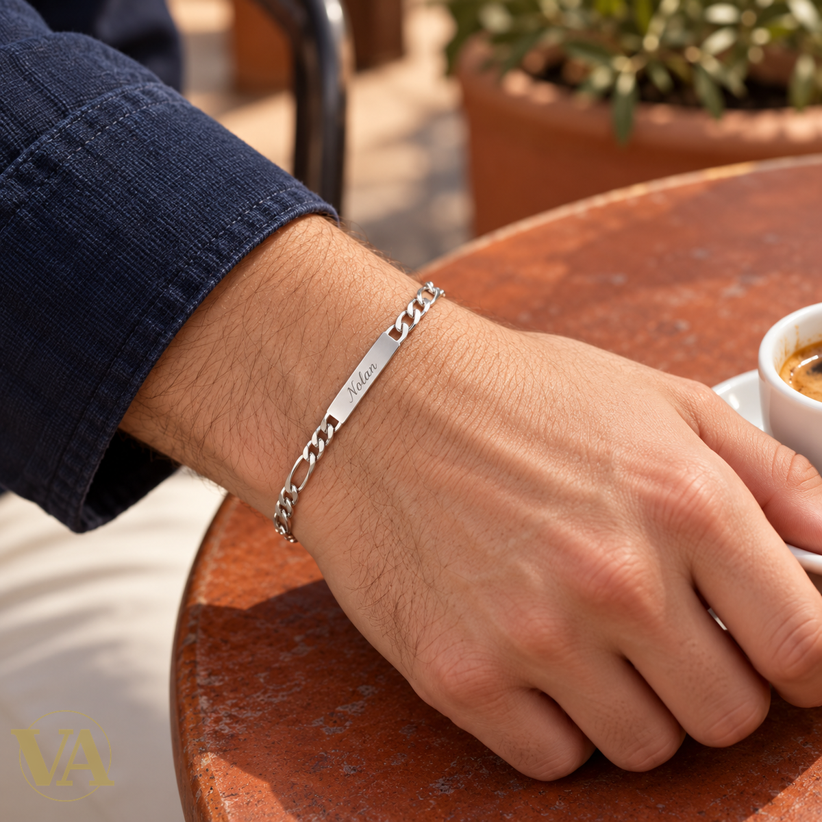 Bracelet argent 925 à graver 533005 — détail porté au poignet ; prénom d’exemple
