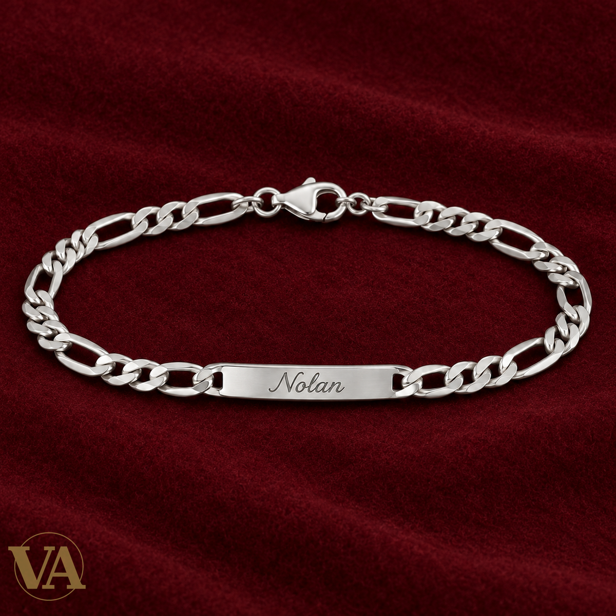 Bracelet argent 925 à graver — Figaro 1+3, 18 cm — sur feutre bordeaux, gravure d’exemple