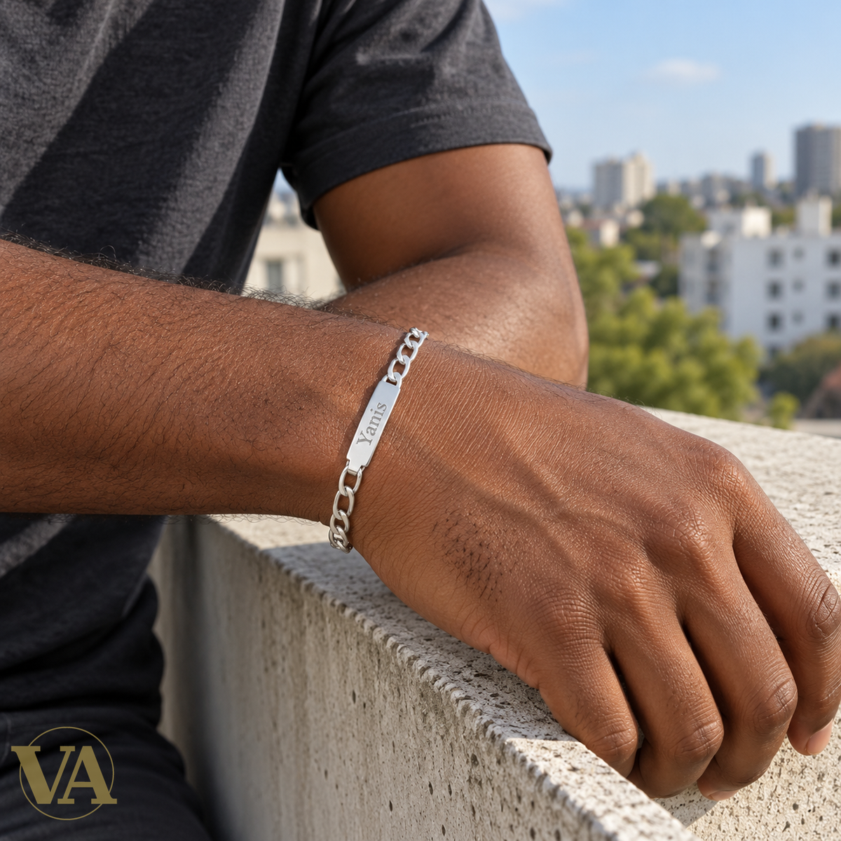 Bracelet argent 925 à graver 561007 — détail porté au poignet ; prénom d’exemple