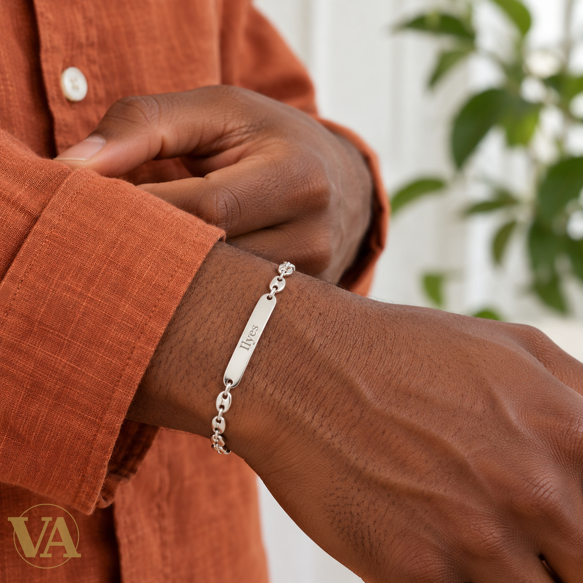 Bracelet argent 925 à graver 711006 — détail porté au poignet ; prénom d’exemple