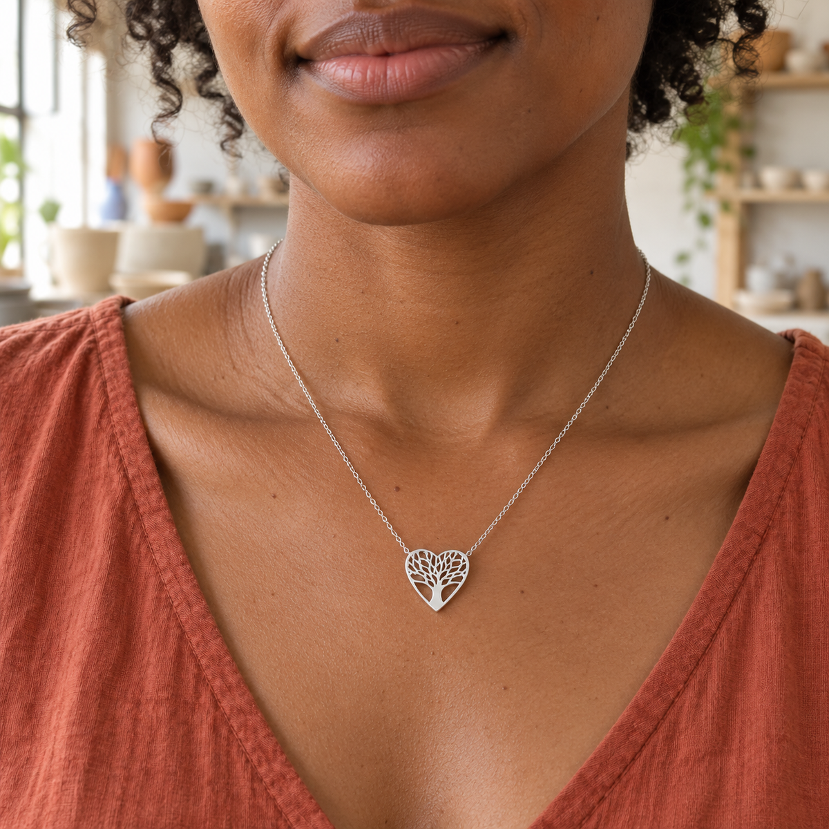Collier Argent 925 Rhodié — Cœur Arbre de Vie — porté en lumière naturelle