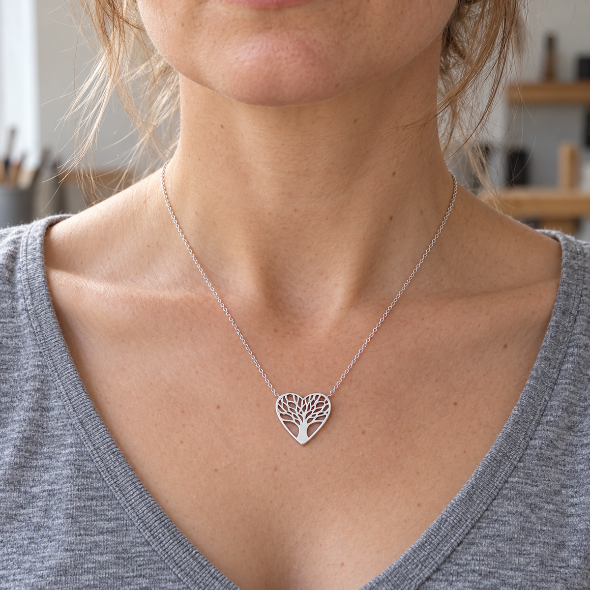 Collier Argent 925 Rhodié — Cœur Arbre de Vie — porté avec une tenue claire