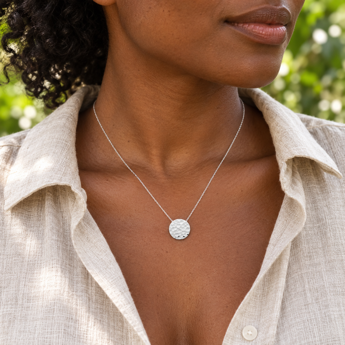 Collier Argent 925 Rhodié — Disque Martelé — porté en lumière naturelle