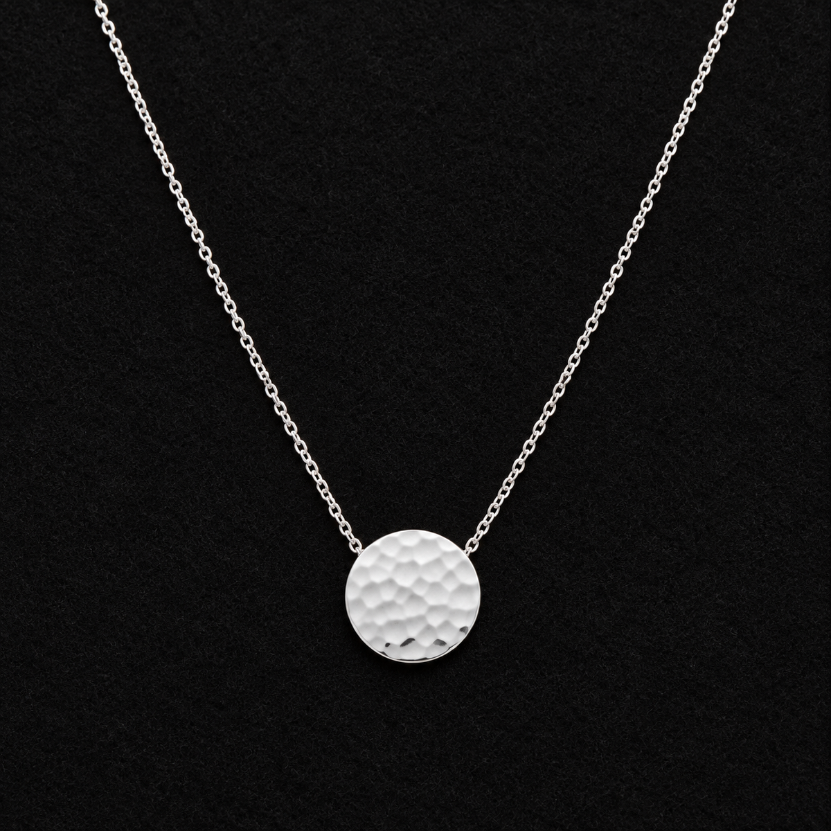 Collier Argent 925 Rhodié — Disque Martelé — vue sur feutrine noire