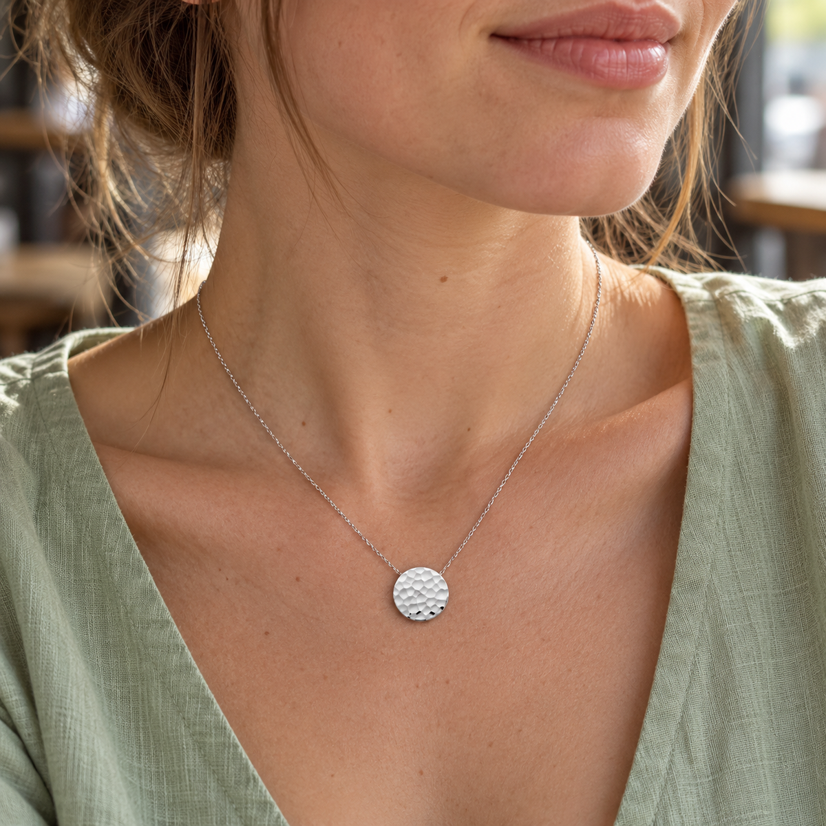 Collier Argent 925 Rhodié — Disque Martelé — porté avec une tenue claire