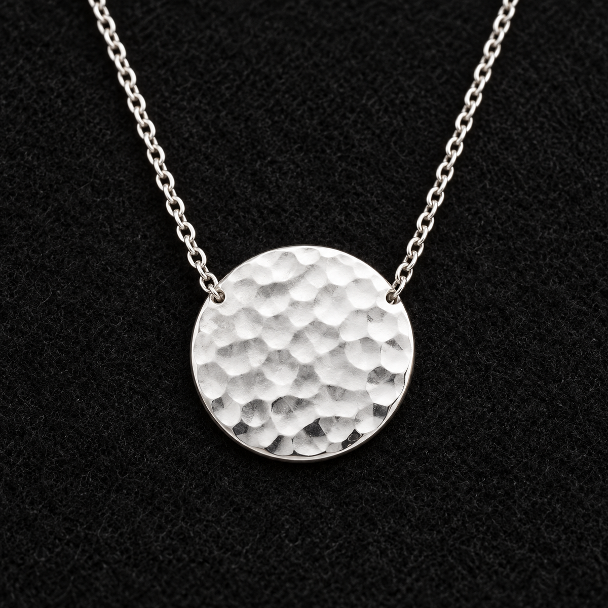 Collier Argent 925 Rhodié — Disque Martelé — zoom de la texture martelée