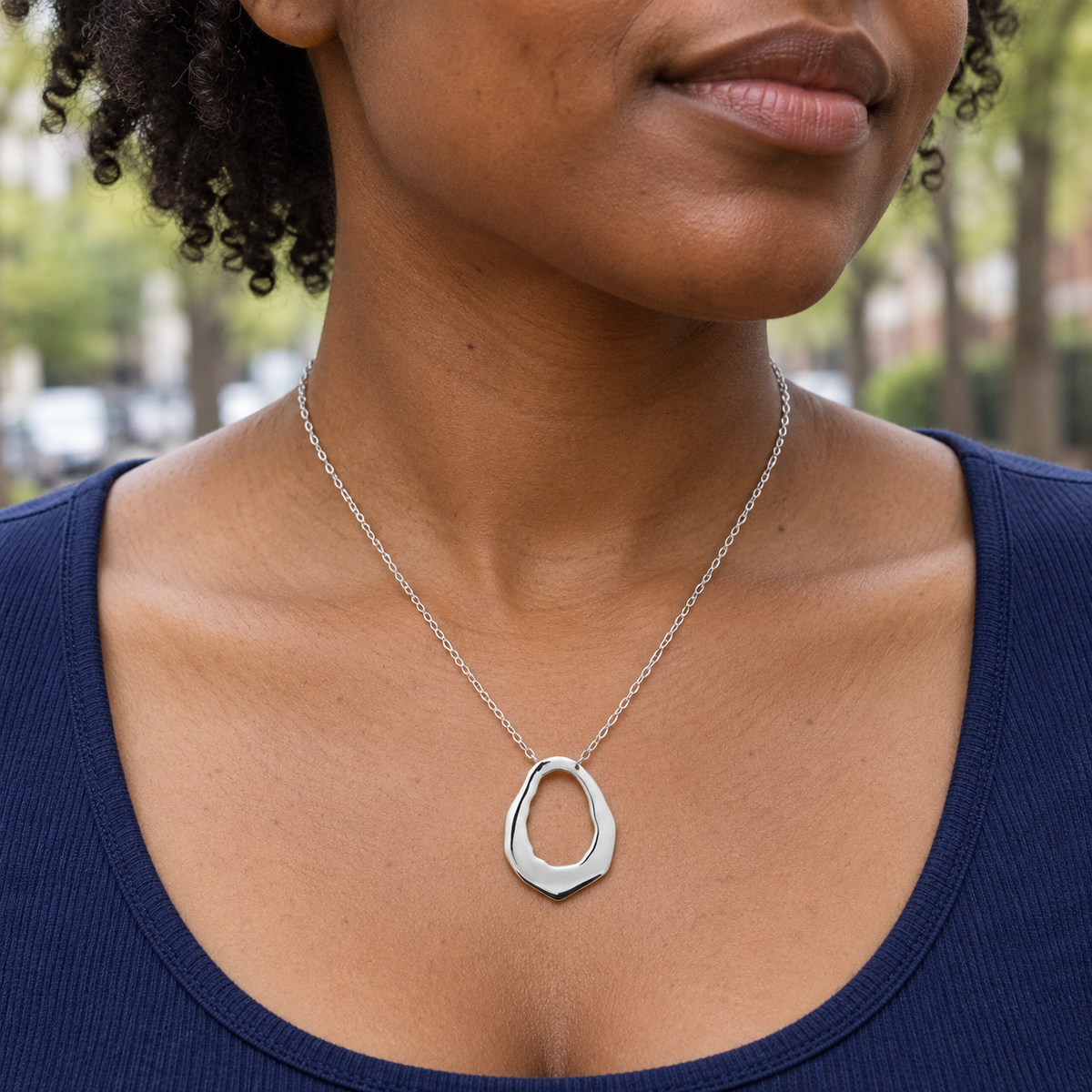 Collier Argent 925 Rhodié — Goutte Organique Ajourée — porté en lumière naturelle