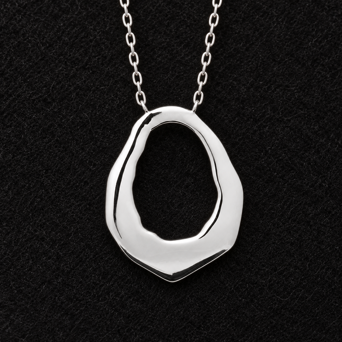 Collier Argent 925 Rhodié — Goutte Organique Ajourée — vue sur feutrine noire