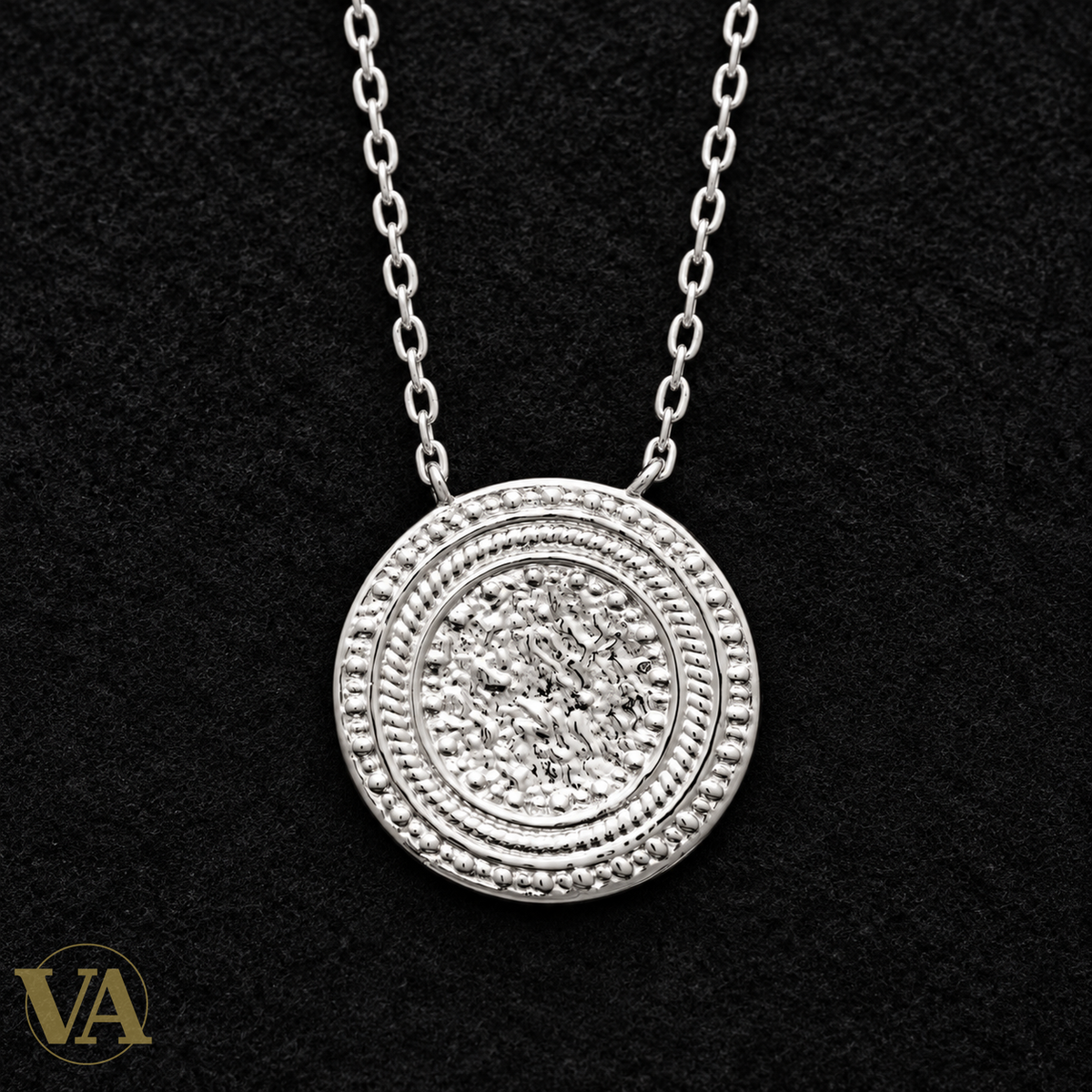 Collier médaillon martelé en argent 925 — vue sur fond noir