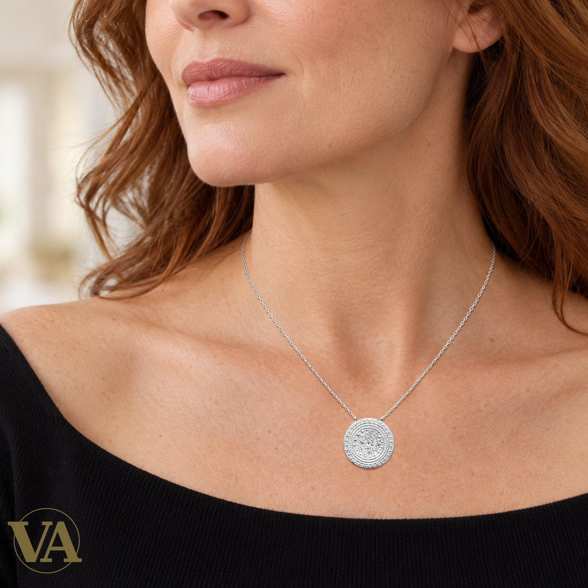 Collier médaillon martelé en argent 925 — porté 1
