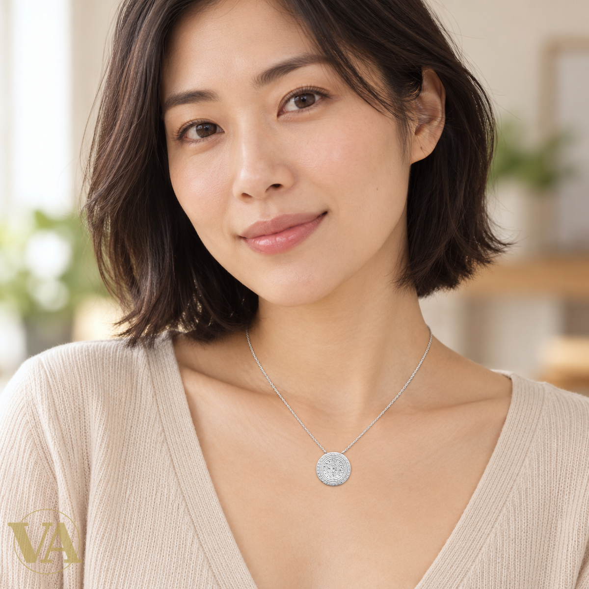 Collier médaillon martelé en argent 925 — porté 3