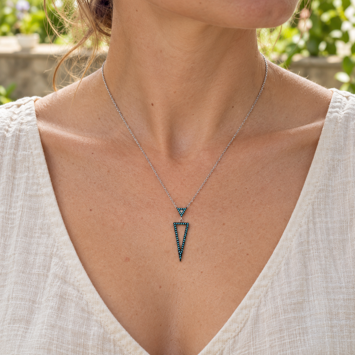 Collier Argent 925 Rhodié — Double Triangle Bleu-Vert — porté avec une tenue claire